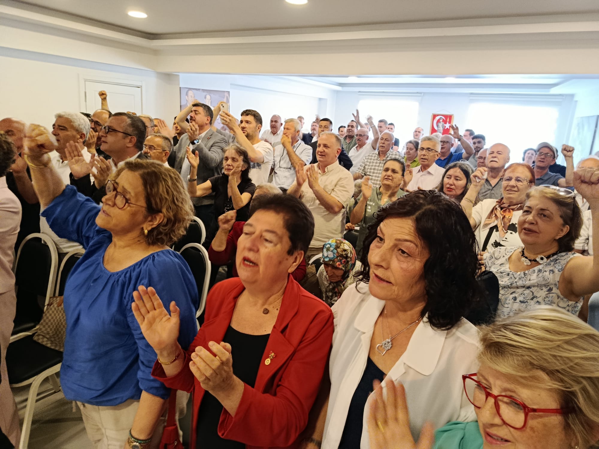 Cumhuriyet Halk Partisi (CHP) Edirne Merkez İlçe Başkanlığı'nda Kurban Bayramı dolayısıyla geleneksel bayramlaşma töreni düzenlendi.